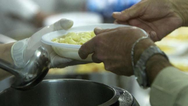 Emergenza povertà: chiede aiuto per il cibo anche chi ha uno stipendio