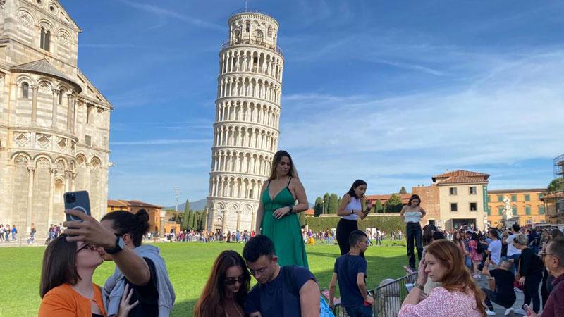 Pisa, l’assalto dei visitatori: «Mai così tanti in questo periodo»