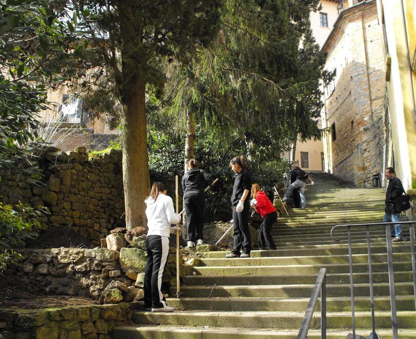 Studenti di Volterra mentre puliscono la scalinata di Docciola