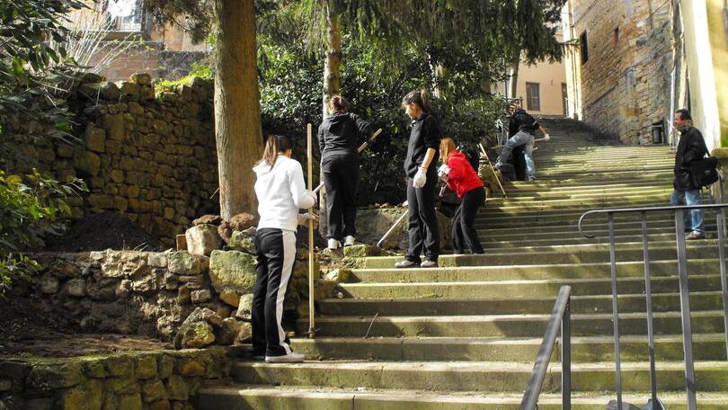 Studenti di Volterra mentre puliscono la scalinata di Docciola