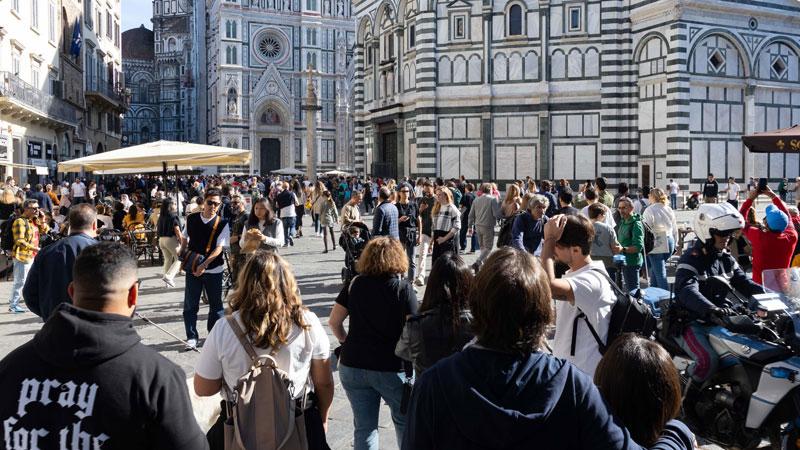 Uno sguardo su una piazza San Giovanni stipata di turisti, di cui l’80% è straniero