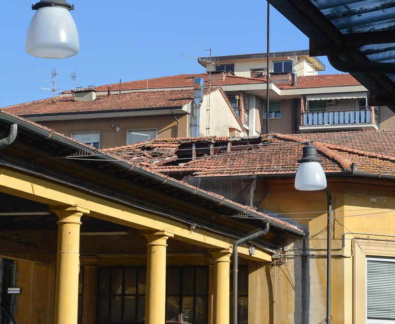 Il tetto dell’ex macelleria al mercato coperto di Montecatini, che dallo scorso gennaio presenta un evidente buco con uno stanziamento di circa 26mila euro verrà rimesso a nuovo (foto Nucci)