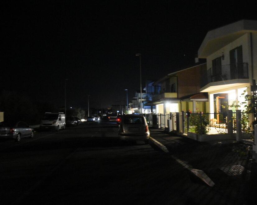In via Brasile le uniche fonti luminose sono quelle delle finestre e dei giardini dei residenti (foto Agenzia Bf)