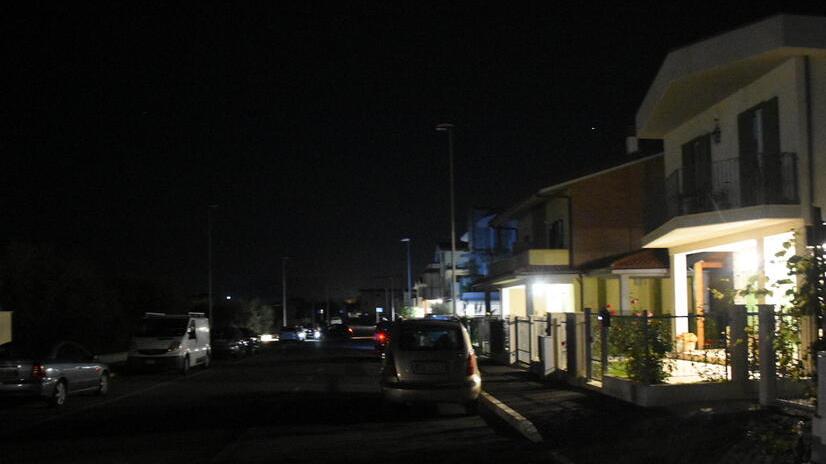 In via Brasile le uniche fonti luminose sono quelle delle finestre e dei giardini dei residenti (foto Agenzia Bf)