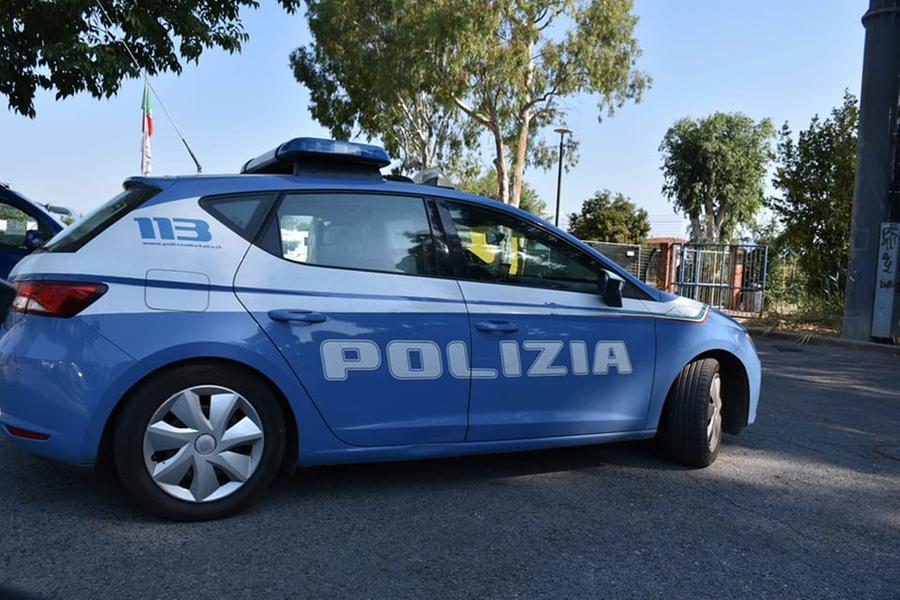Pisa, molesta alcune ragazze e tira fuori un coltello