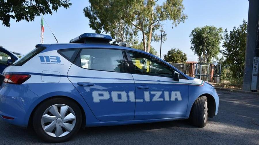 Pisa, molesta alcune ragazze e tira fuori un coltello