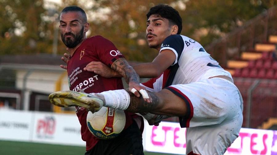 Il centrocampista del Pontedera Catanese in azione (Foto di Franco Silvi)