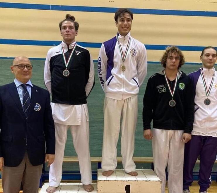 Carrara, l’emozione di papà Lino Milanta che mette la medaglia d’oro al collo del figlio Raffaello 
