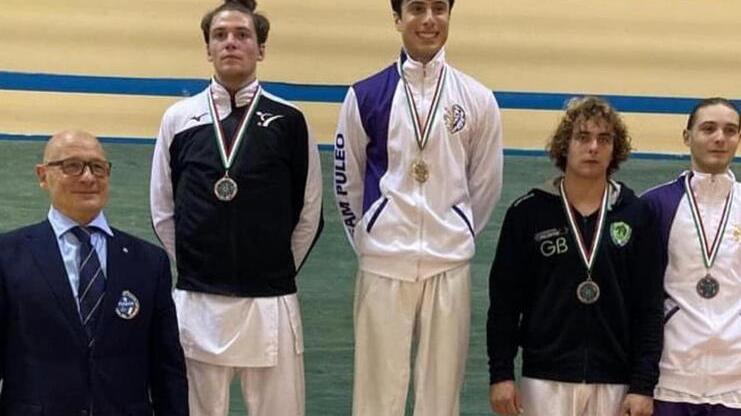 Carrara, l’emozione di papà Lino Milanta che mette la medaglia d’oro al collo del figlio Raffaello