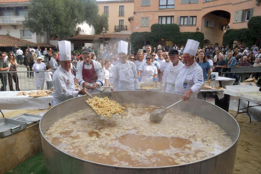 
	La grande frittura materialmente garantita&nbsp;dai soci dell'Associazione Cuochi Galluresi <em>(foto Vanna Sanna)</em>

