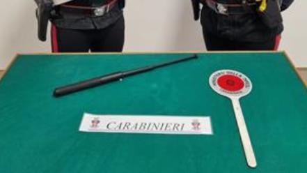 Il manganello sequestrato dai carabinieri 
