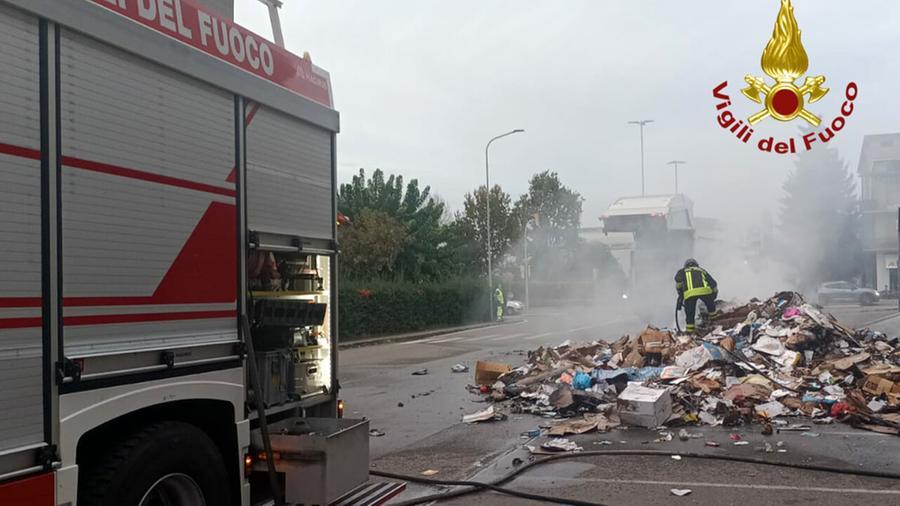 
	I rifiuti fumanti in strada dopo essere stati scaricata dal camion che li trasportava

