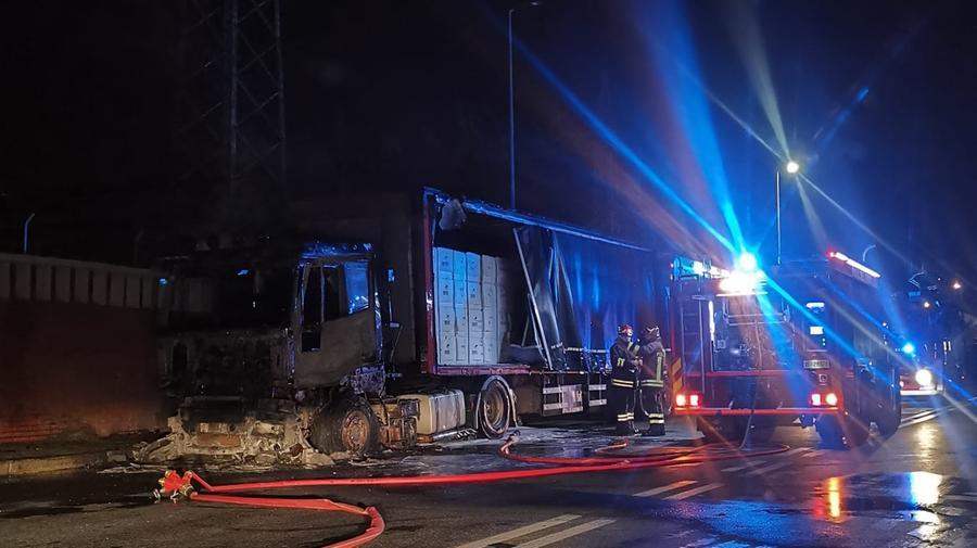
	I vigili del fuoco dopo aver domato le fiamme che hanno bruciato il Tir

