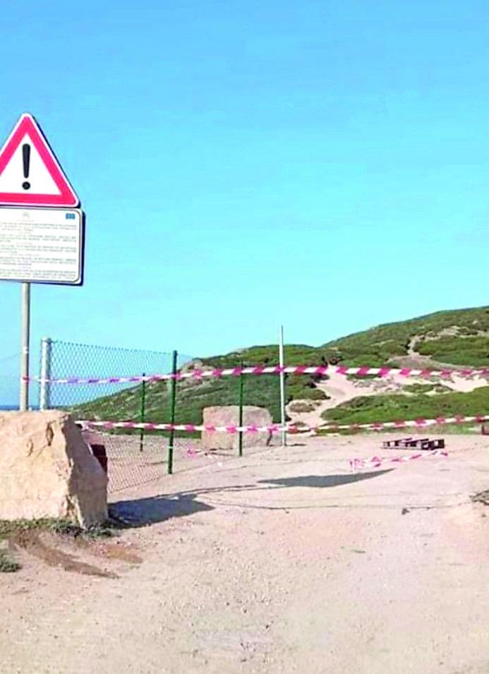 Spiaggia della Frana, nuovo round: l’accesso alla strada sbarrato da una rete