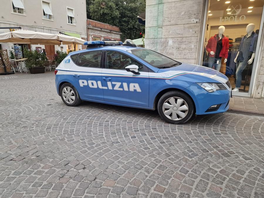 Grosseto, accoltella un minorenne in centro e lo manda in ospedale