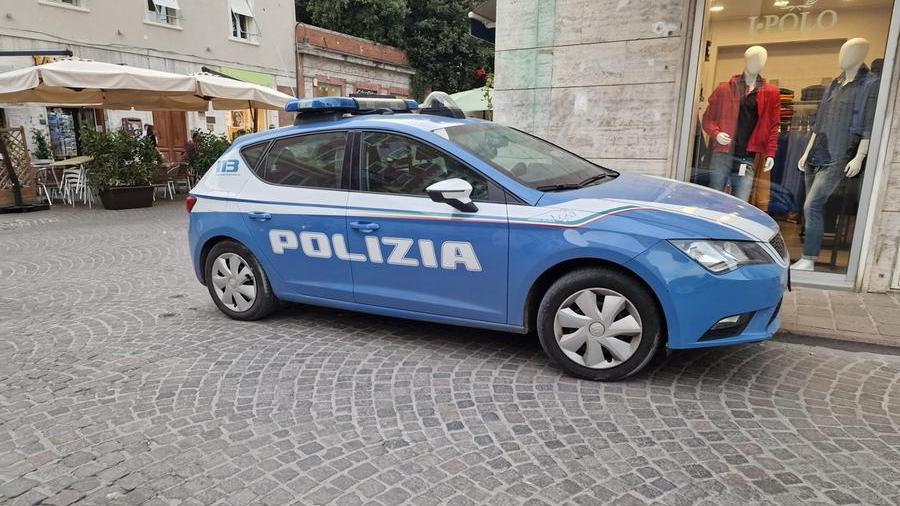 Grosseto, accoltella un minorenne in centro e lo manda in ospedale