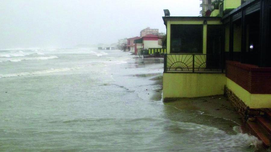 Mare più alto di 1 metro, gli scienziati: tra 80 anni sommergerà tutta la costa toscana