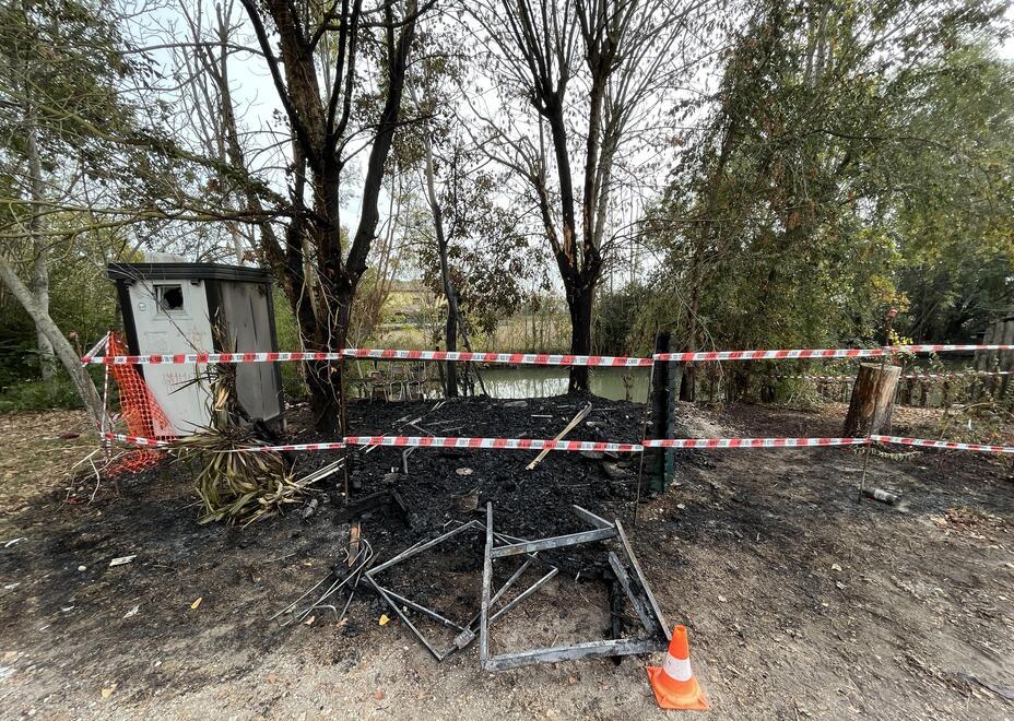 Ferrara. Ancora i vandali del bilancione, capanno distrutto da un rogo