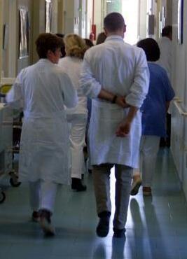 Ferrara. Medici e infermieri no vax, palla alla Regione per il reintegro