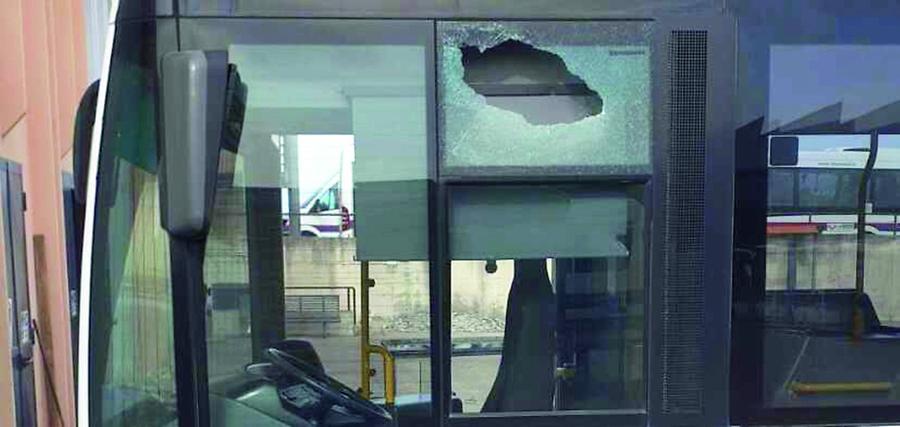 Sassari, grossa pietra contro il bus Atp: autista ferito, sfiorata la tragedia