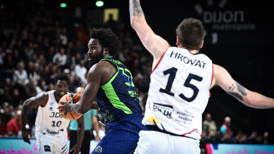 Chinanu Onuaku a duello con Hrovat