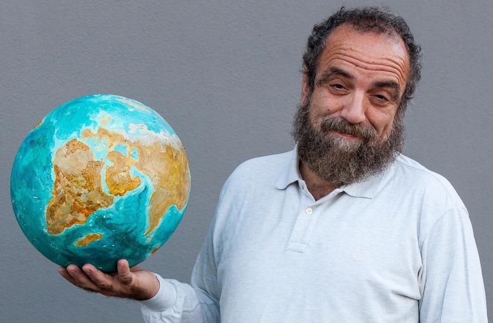 Giobbe Covatta: «Le donne meglio degli uomini. Il o la presidente? Lana caprina» 