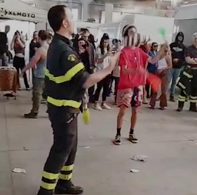 Modena I vigili del fuoco al Rave Party: «Giusto il dialogo coi ragazzi del rave Così sono usciti evitando pericoli»