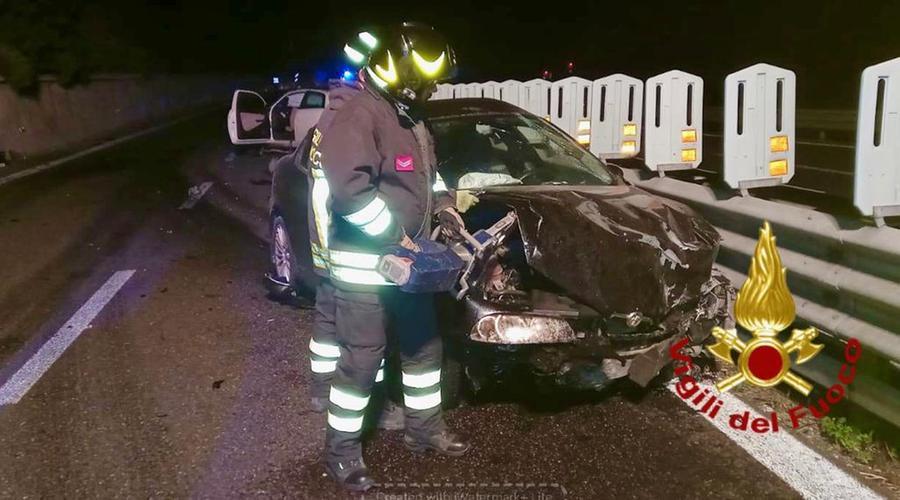 Sassari, scontro frontale fra due auto sulla 131 prima delle gallerie: un ferito