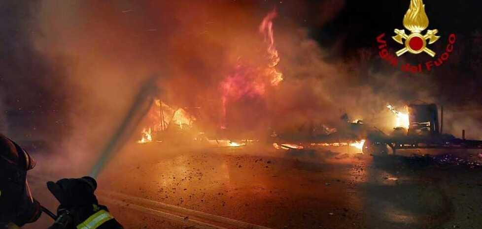 Salvo per miracolo nel camper in fiamme, muore il suo cane: è il settimo incendio in due giorni  – Video