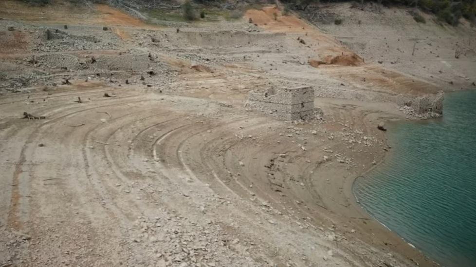 La siccità svuota il lago di Vagli e riaffiora il paese fantasma – Foto