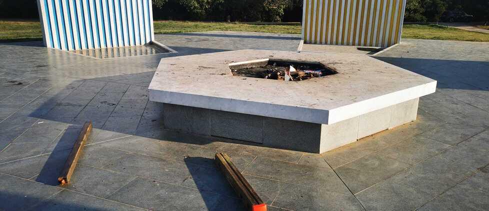 Vandali a Villa La Màgia, la notte di Halloween acceso un fuoco alla Fontana di Buren