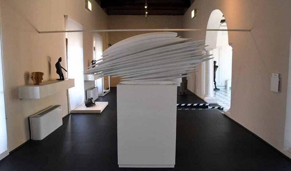 Accanto, un’opera dello scultore Gigi Guadagnucci al MudaC, il Museo delle Arti Carrara (Foto d’archivio)
