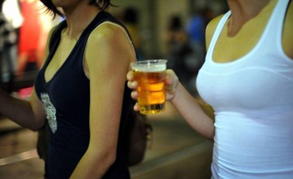 Pisa, vende alcolici a 15 anni: il padre lo mette a lavorare e viene denunciato