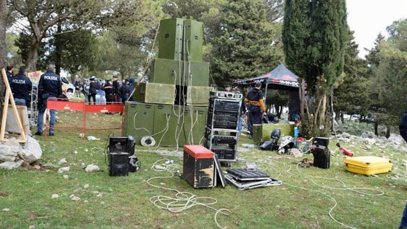 Fiesole, la polizia blocca il mini-rave nell’ex cava. Ma non scatta il decreto Meloni