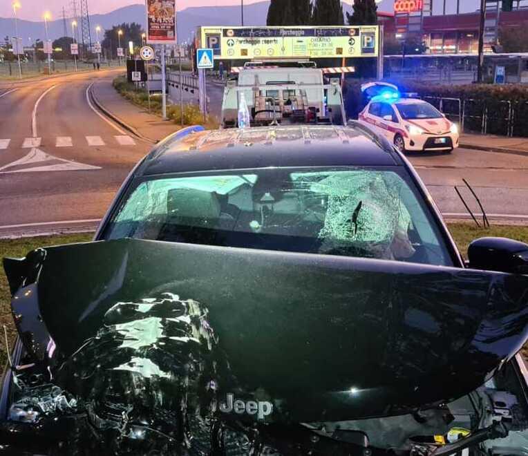 Auto si schianta contro un albero: gravi tre ventenni al Parco Prato