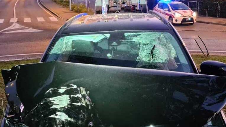 Auto si schianta contro un albero: gravi tre ventenni al Parco Prato