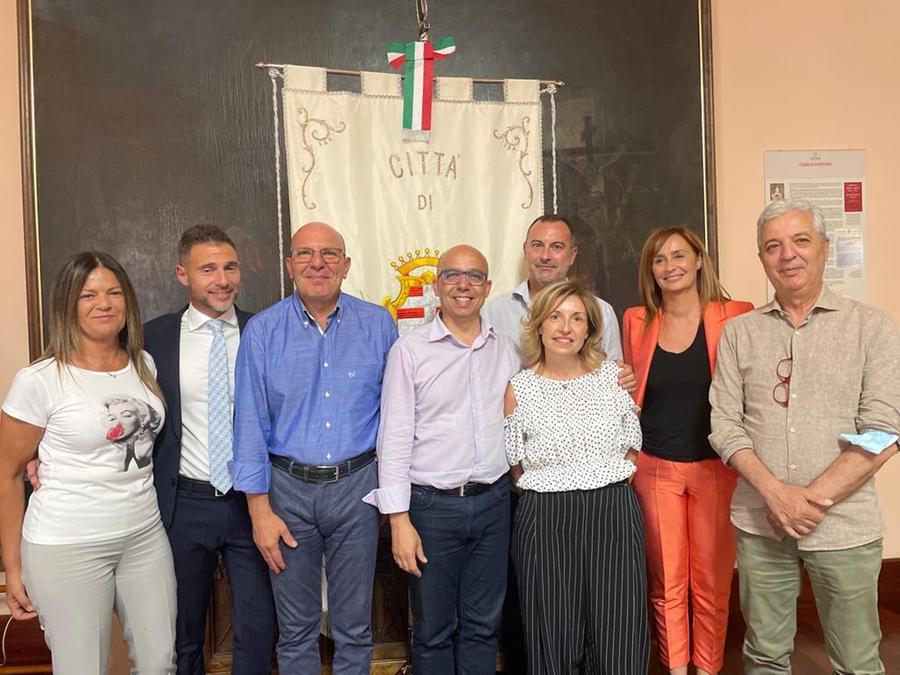 
	La giunta comunale: l'ex assessora Giovanna Bonaglini in prima fila al centro accanto al sindaco Massimiliano Sanna

