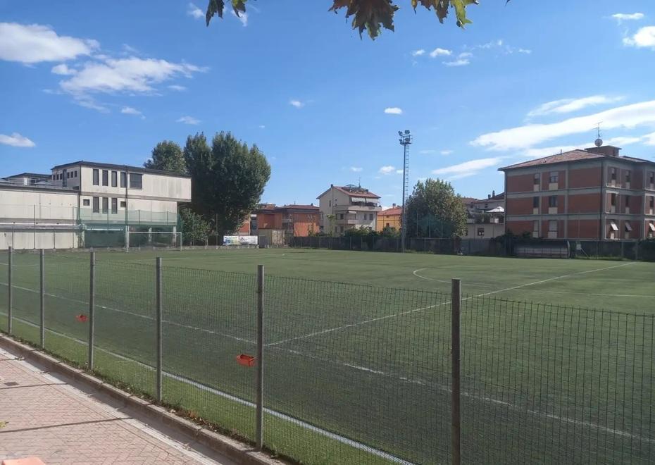 Un’immagine del campo di calcio Frascari con il caratteristico fondo in erba sintetica