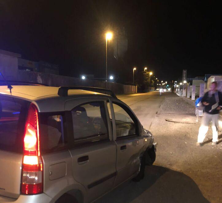 Travolge una macchina e scappa: è caccia al pirata della strada