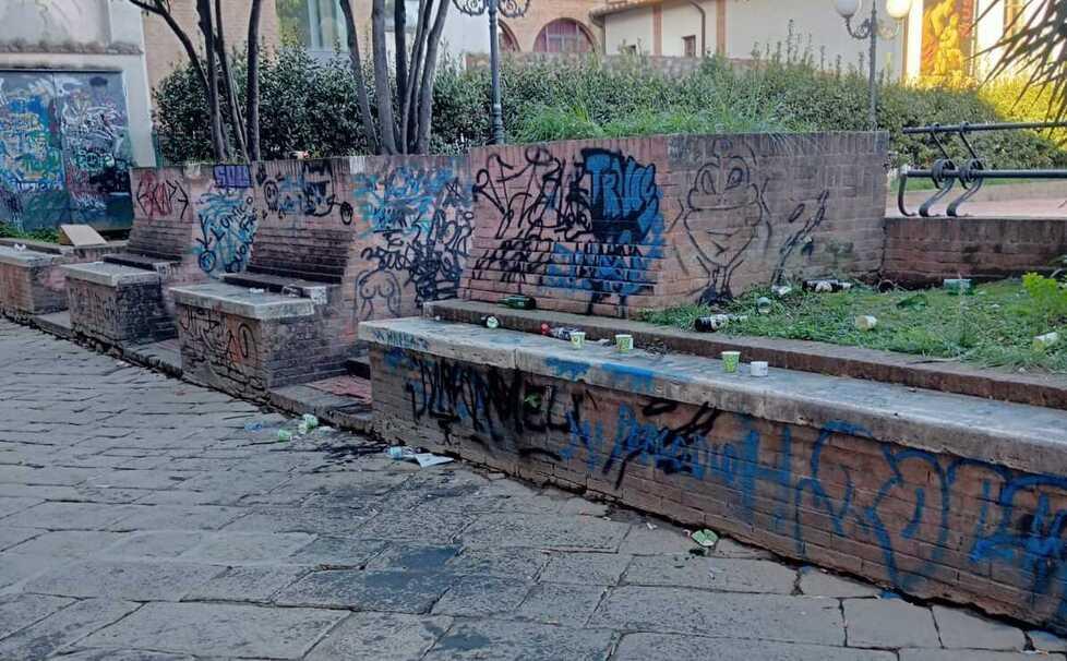 Le più recenti scritte vandaliche comparse la notte tra venerdì e sabato nelle sedute nel Chiasso delle monache, in centro storico