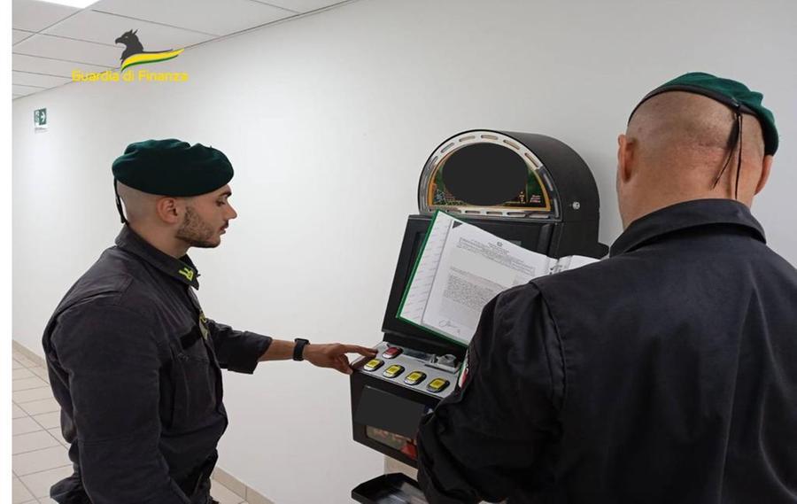 Olbia, lasciava giocare i ragazzini con le slot machine: multa e locale chiuso per 10 giorni