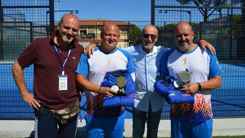 
	Luca Baldi (primo da destra) e Alessio Ascione, vincitori nel padel, insieme ad Angelo Molinaro

