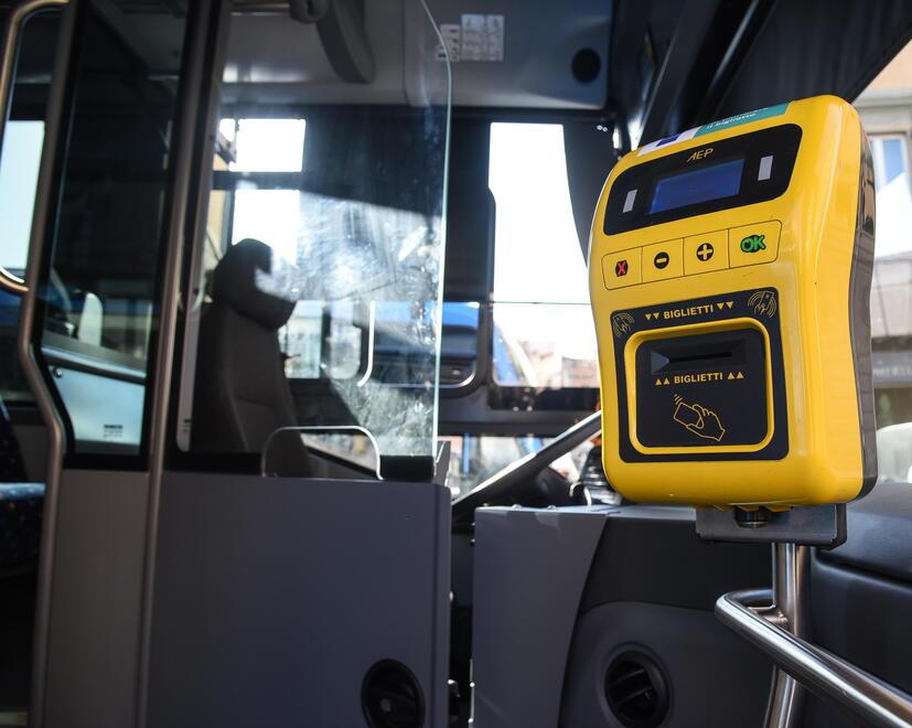 Correggio, punta la pistola all’autista del bus e gli spara un proiettile di gomma