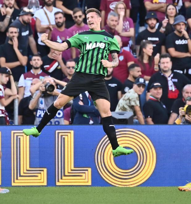Andrea Pinamonti esulta con la maglia del Sassuolo dopo aver realizzato una rete contro la Salernitana