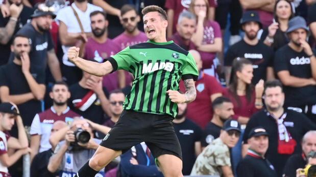 Andrea Pinamonti esulta con la maglia del Sassuolo dopo aver realizzato una rete contro la Salernitana