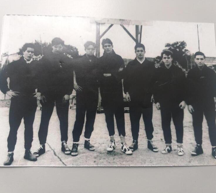 La foto in bianco e nero di 72 anni fa della Vigor Sant’Anna basket. Da sin. Bernacchi, Da Torre, Pardini, Lenzi, Cortinovis, Coronato, Innocenti