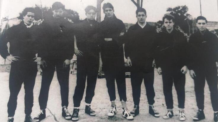 La foto in bianco e nero di 72 anni fa della Vigor Sant’Anna basket. Da sin. Bernacchi, Da Torre, Pardini, Lenzi, Cortinovis, Coronato, Innocenti
