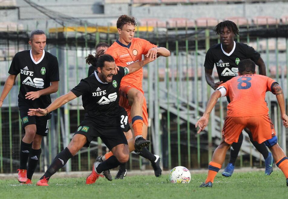 Remedi (Aglianese) difende un pallone durante un’azione del match di Coppa Italia di fine agosto tra Pistoiese e Aglianese (foto Nucci)