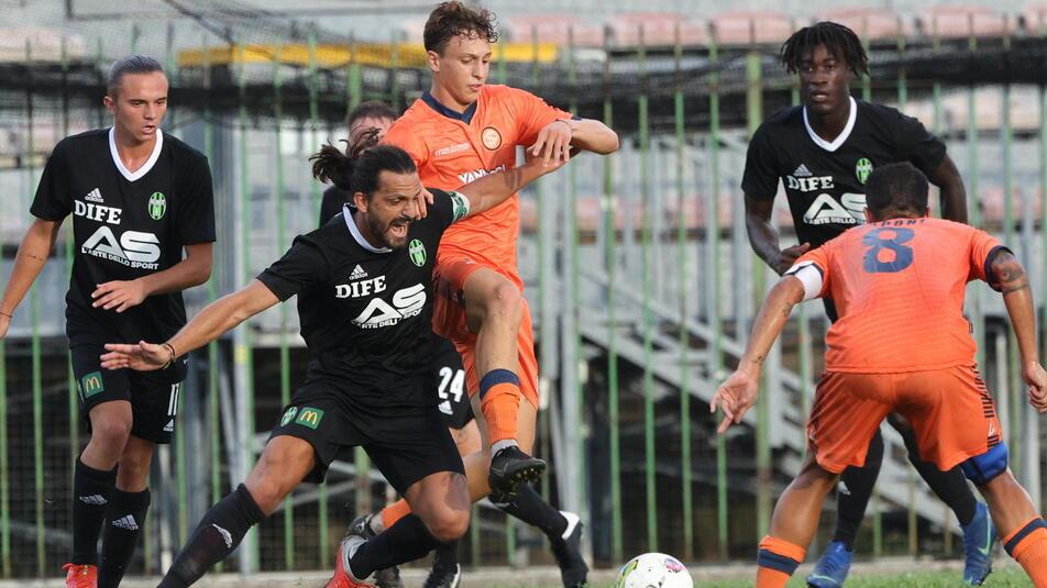 Remedi (Aglianese) difende un pallone durante un’azione del match di Coppa Italia di fine agosto tra Pistoiese e Aglianese (foto Nucci)