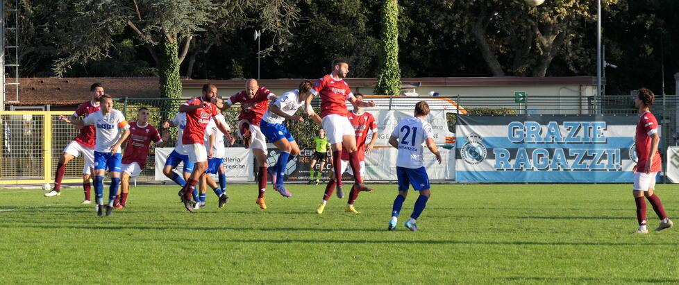 Un’azione della partita tra Seravezza e Tau Altopascio di domenica